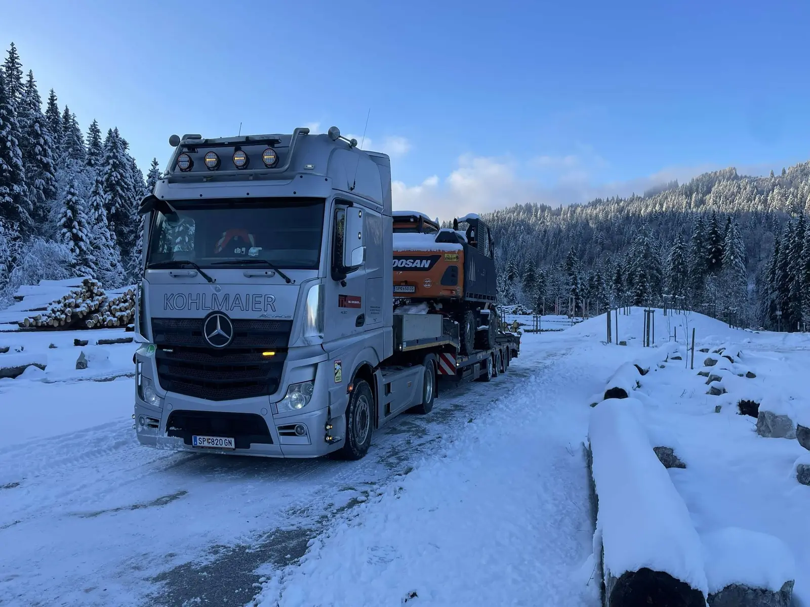 Baggertransport im Winter über den Alpenpass