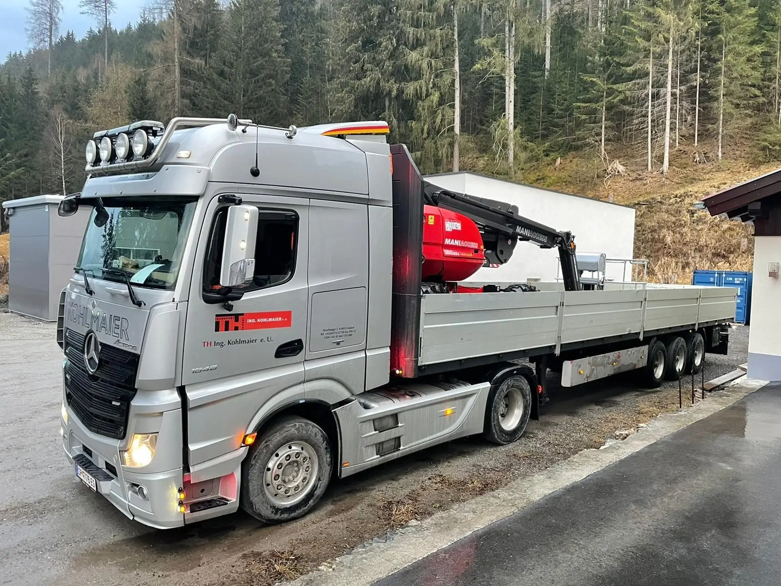 Ladekran auf Plateauauflieger von Kohlmaier
