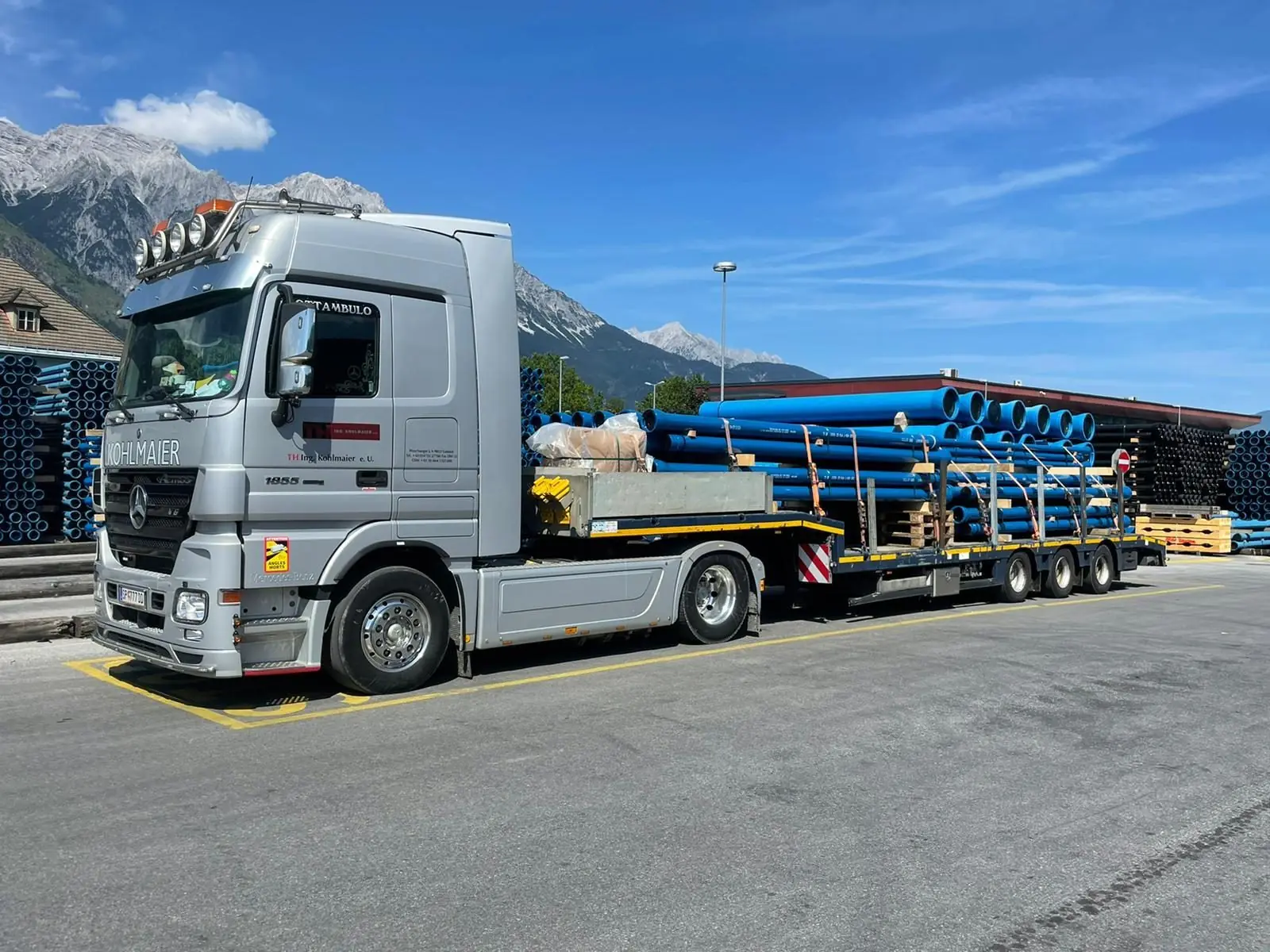 Rohrtransport auf Plateauauflieger