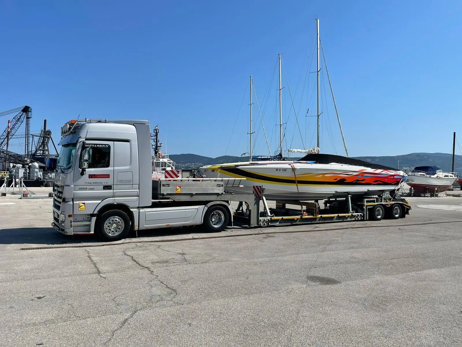 Sportboot im Hafen verladen