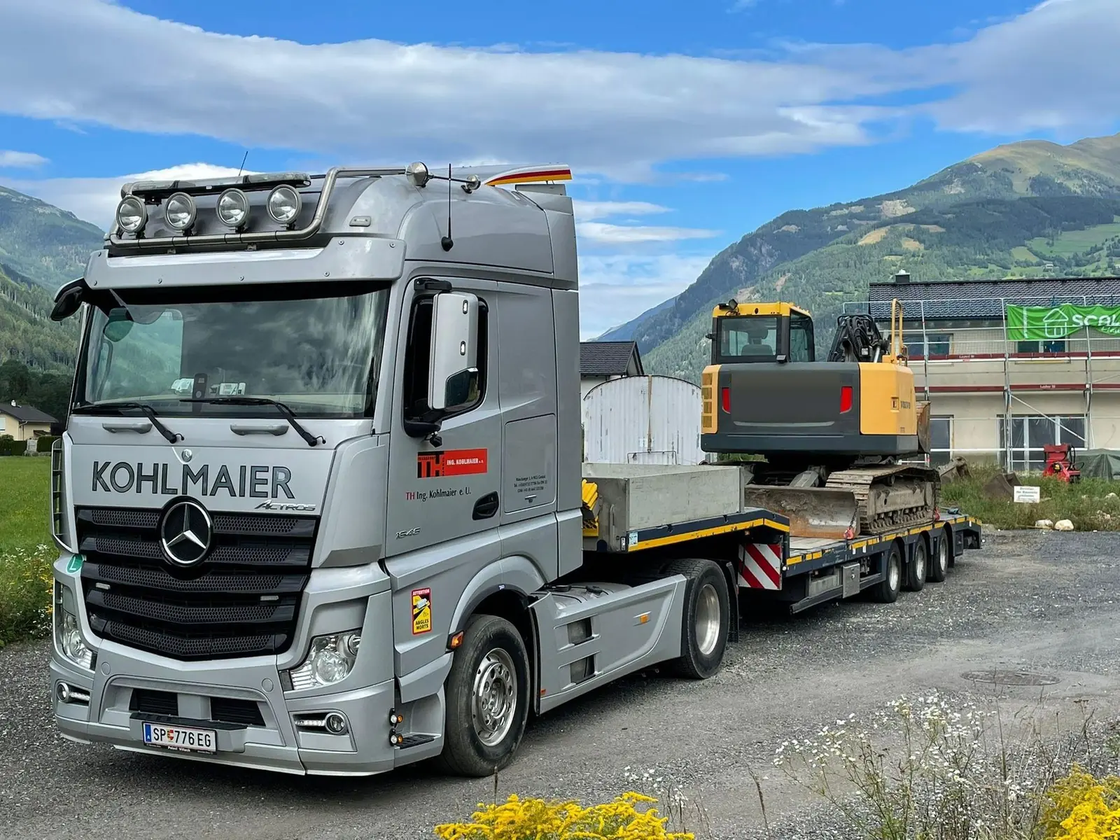 Spezialtransport eines Baggers auf Kohlmaier Tieflader