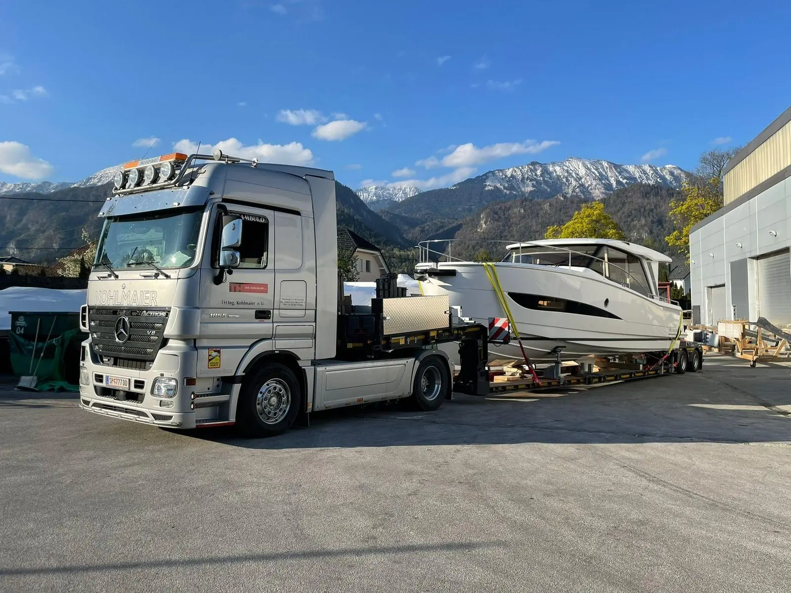 Yachttransport von Kohlmaier vor Kärntner Bergkulisse
